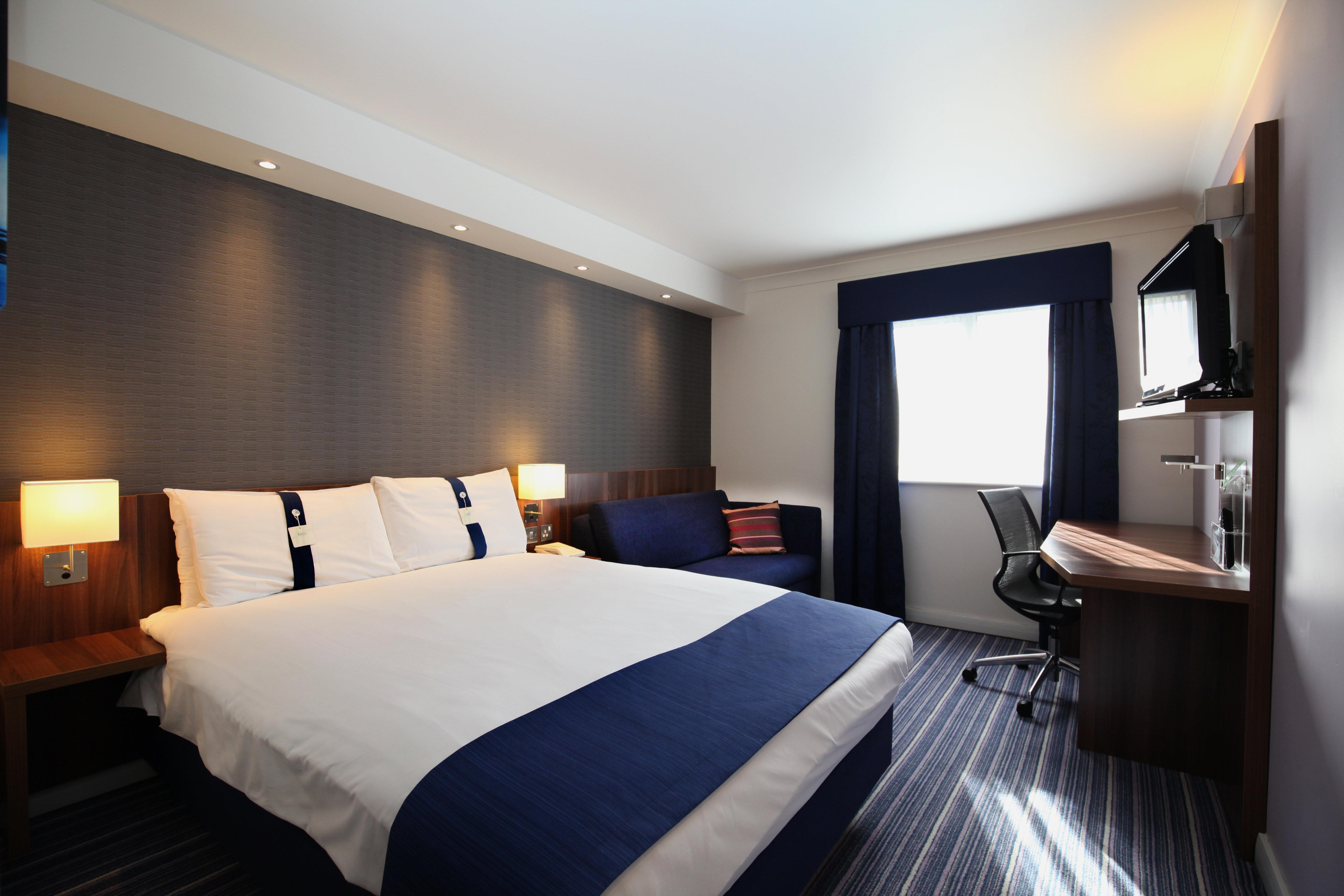 Holiday Inn Express London Gatwick Crawley, An Ihg Hotel Exterior photo